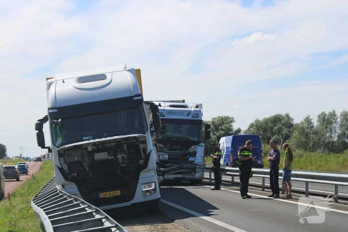 Flinke schade na botsing tussen twee vrachtwagens