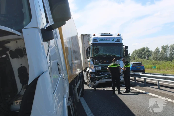 Flinke schade na botsing tussen twee vrachtwagens