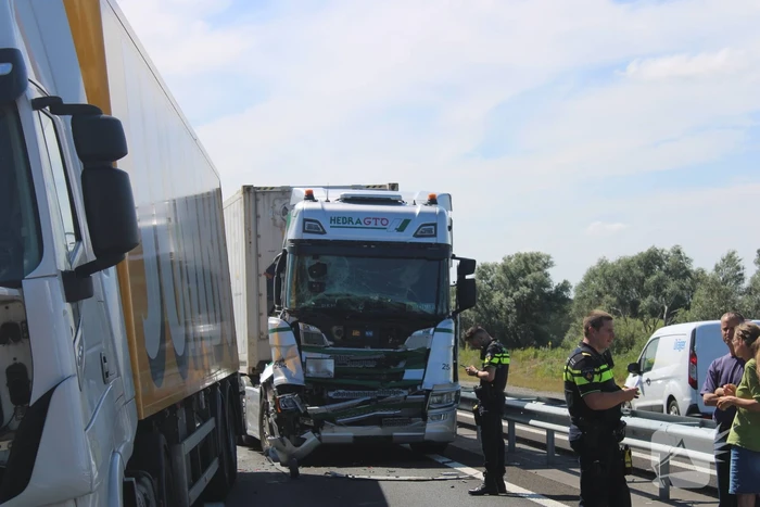 Flinke schade na botsing tussen twee vrachtwagens