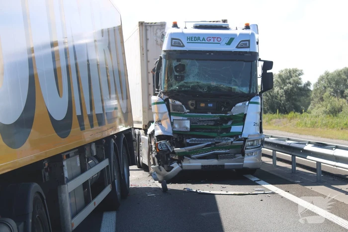Flinke schade na botsing tussen twee vrachtwagens