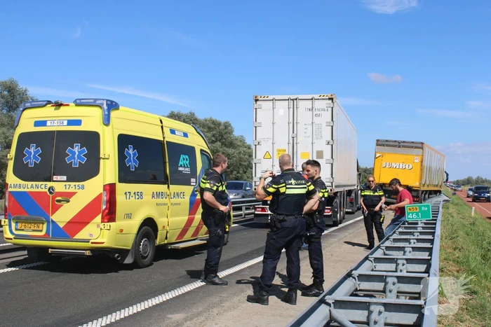 Flinke schade na botsing tussen twee vrachtwagens