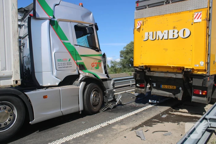 Flinke schade na botsing tussen twee vrachtwagens
