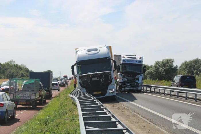 Flinke schade na botsing tussen twee vrachtwagens