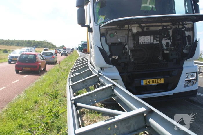 Flinke schade na botsing tussen twee vrachtwagens