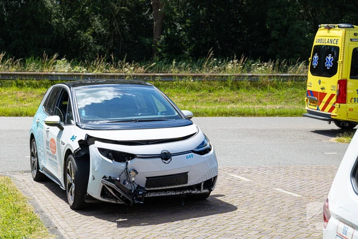 Scooter en taxi botsen bij kliniek