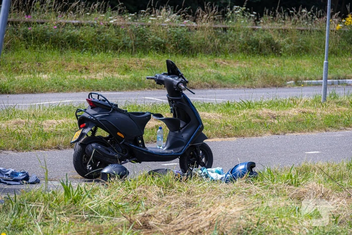 Scooter en taxi botsen bij kliniek