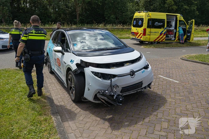 Scooter en taxi botsen bij kliniek