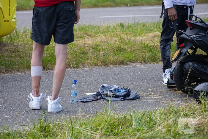 Scooter en taxi botsen bij kliniek