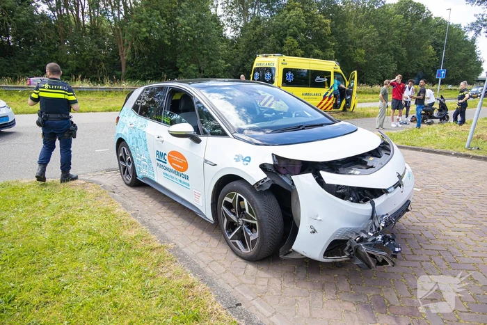 Scooter en taxi botsen bij kliniek