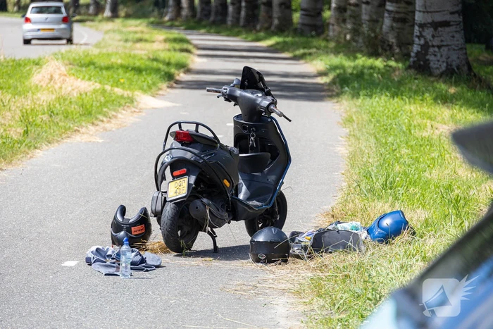 Scooter en taxi botsen bij kliniek