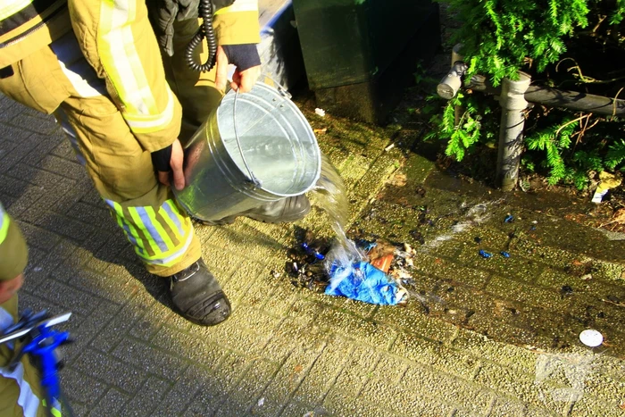Brand in prullenbak snel geblust