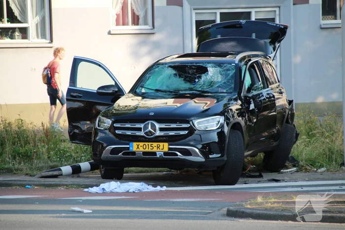 Flinke schade na botsing tussen twee auto's