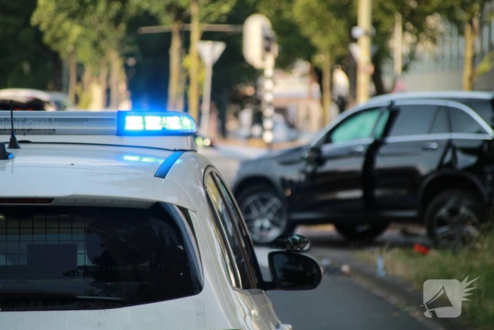 Flinke schade na botsing tussen twee auto's