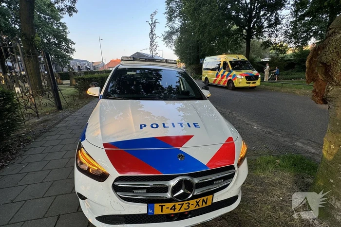 Kind vast met voet tussen spaken van fiets