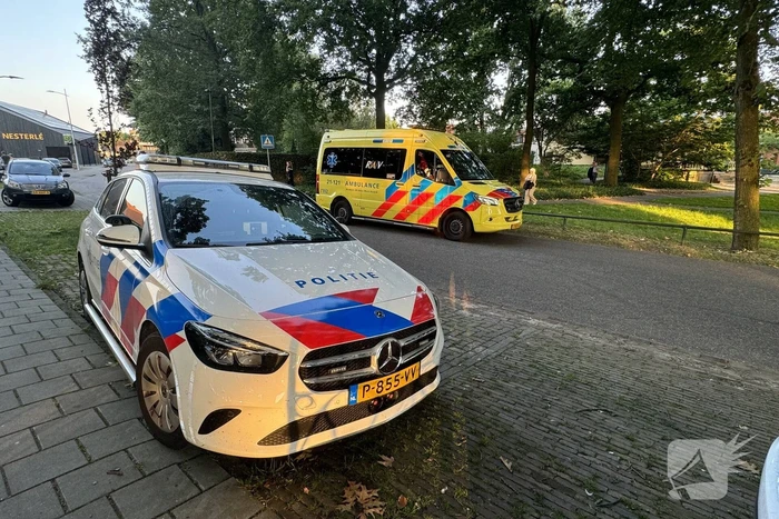 Kind vast met voet tussen spaken van fiets