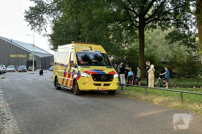 Kind vast met voet tussen spaken van fiets