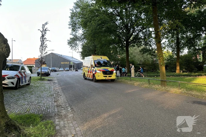 Kind vast met voet tussen spaken van fiets