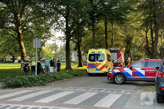 Kind vast met voet tussen spaken van fiets