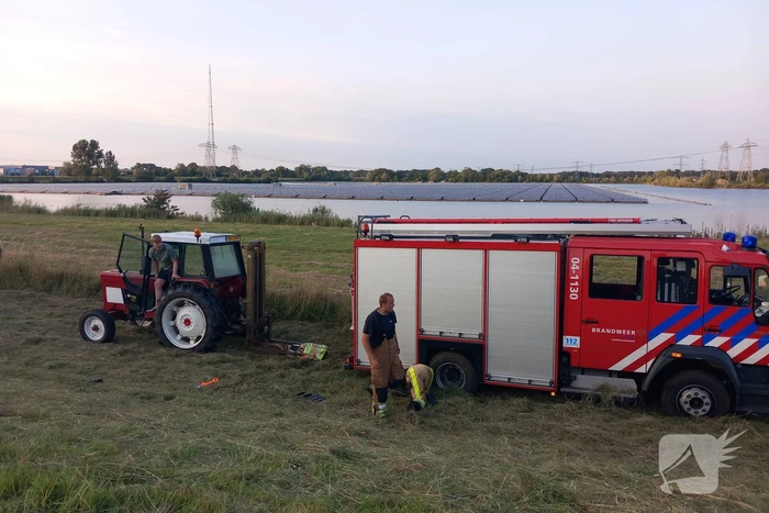 Brandweerwagen rijdt zich vast in berm
