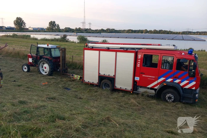 Brandweerwagen rijdt zich vast in berm