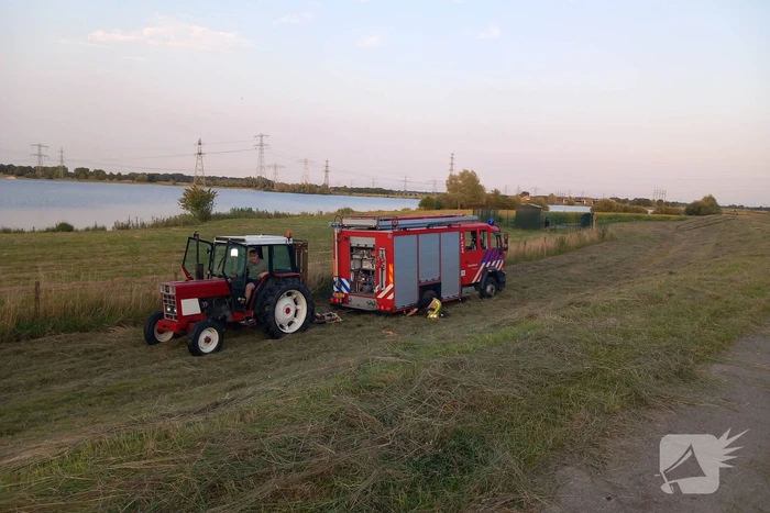Brandweerwagen rijdt zich vast in berm