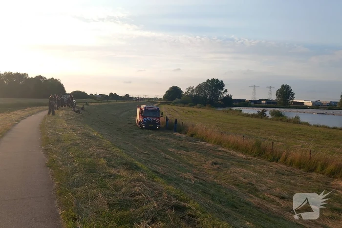 Brandweerwagen rijdt zich vast in berm