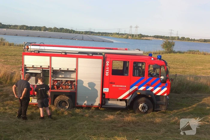 Brandweerwagen rijdt zich vast in berm