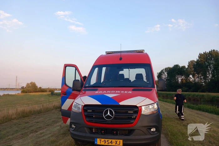 Brandweerwagen rijdt zich vast in berm