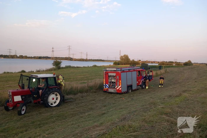 Brandweerwagen rijdt zich vast in berm