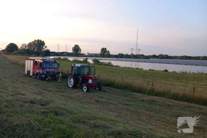 Brandweerwagen rijdt zich vast in berm