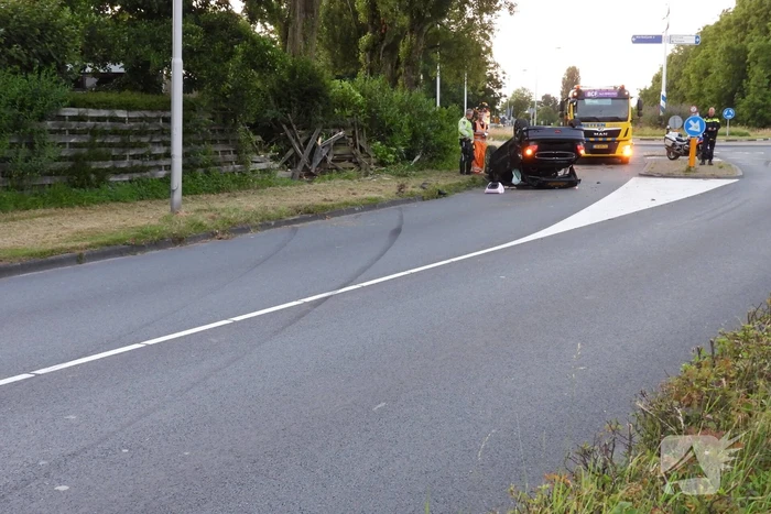 Bestuurder gewond nadat auto op kop belandt bij crash