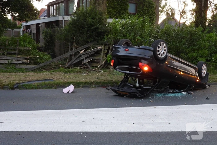 Bestuurder gewond nadat auto op kop belandt bij crash