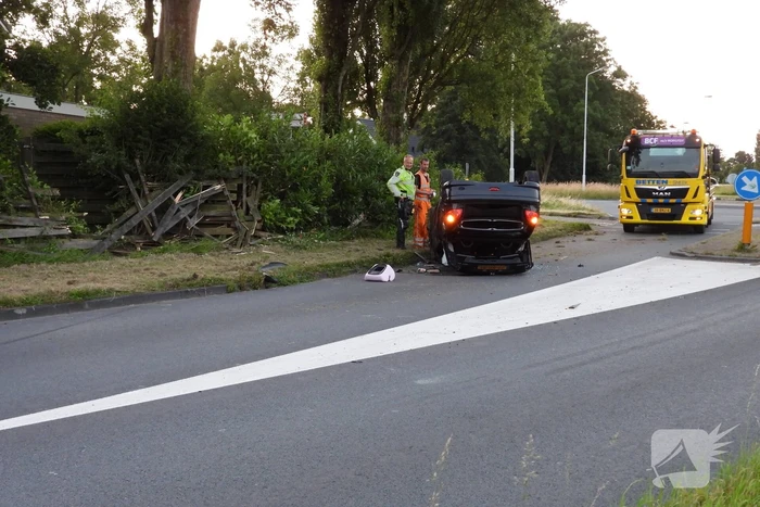 Bestuurder gewond nadat auto op kop belandt bij crash