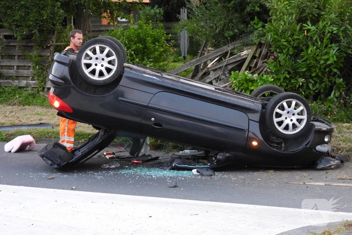 Bestuurder gewond nadat auto op kop belandt bij crash
