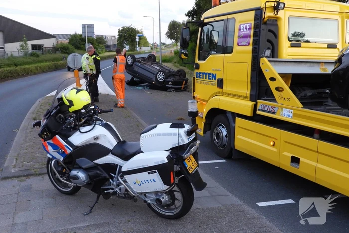 Bestuurder gewond nadat auto op kop belandt bij crash