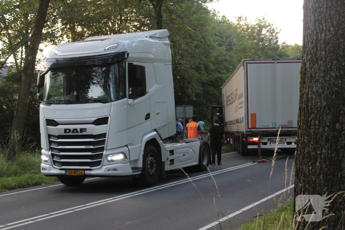 Vrachtwagen rijdt zich vast in berm