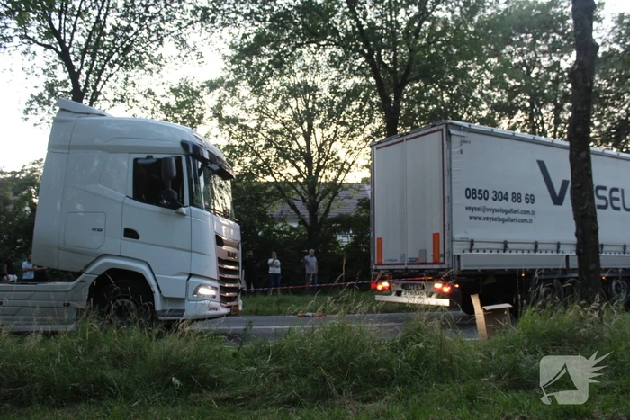 Vrachtwagen rijdt zich vast in berm