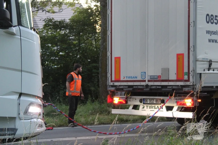 Vrachtwagen rijdt zich vast in berm
