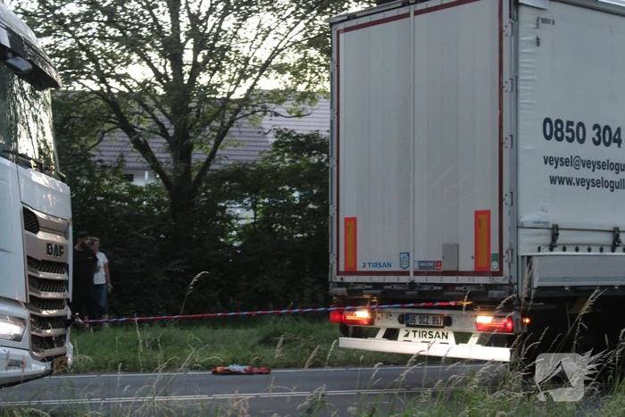 Vrachtwagen rijdt zich vast in berm