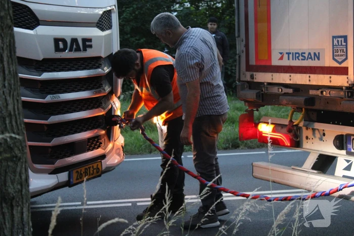 Vrachtwagen rijdt zich vast in berm