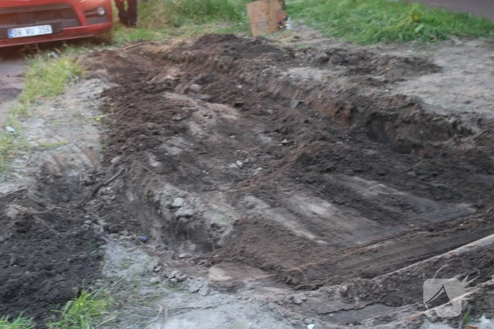 Vrachtwagen rijdt zich vast in berm