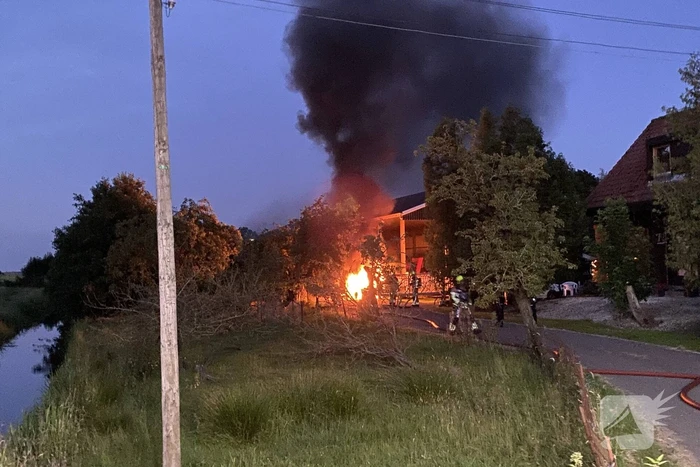 Flinke brand bij grote schuur