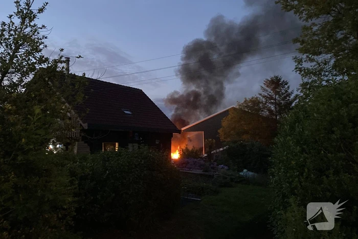 Flinke brand bij grote schuur