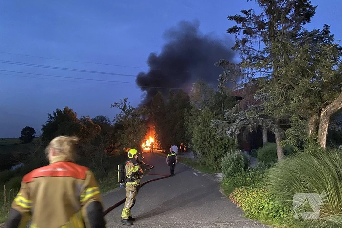 Flinke brand bij grote schuur