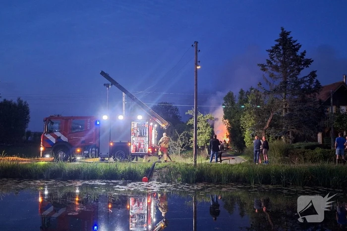 Flinke brand bij grote schuur