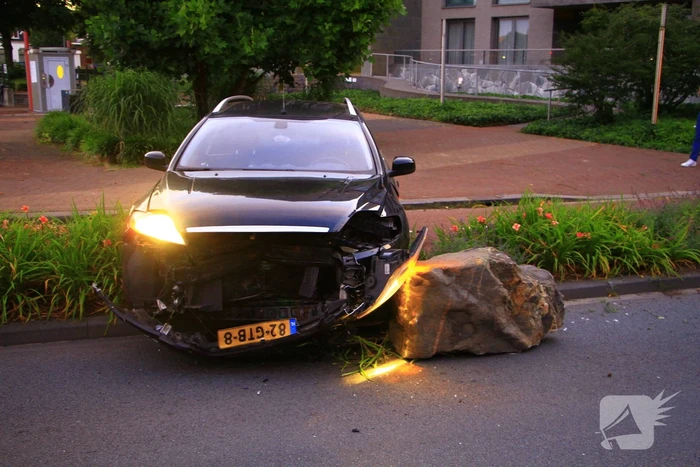 Automobiliste rijdt zwerfkei uit de grond