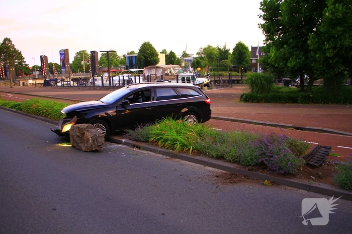 Automobiliste rijdt zwerfkei uit de grond