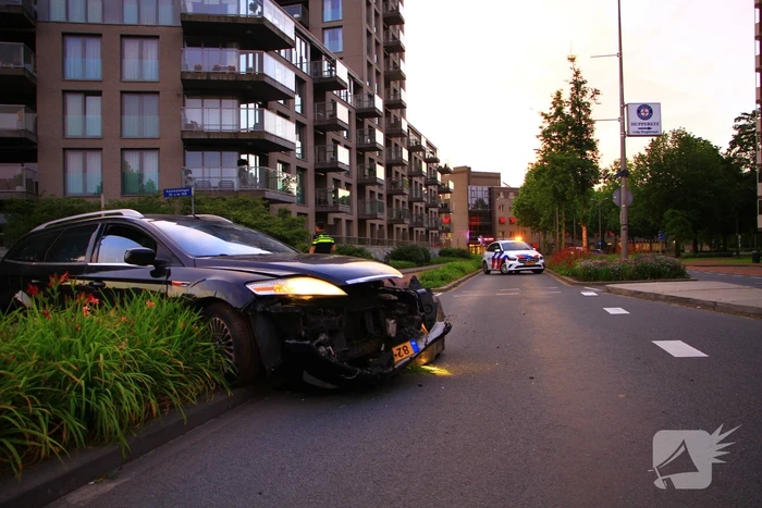 Automobiliste rijdt zwerfkei uit de grond