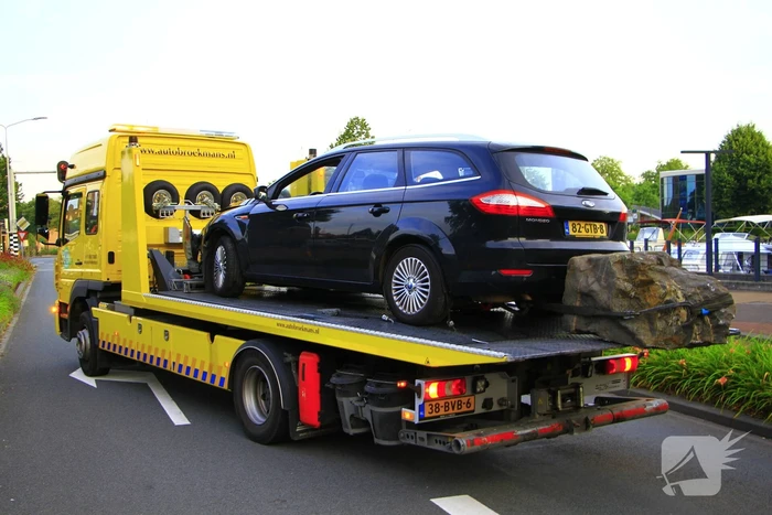 Automobiliste rijdt zwerfkei uit de grond
