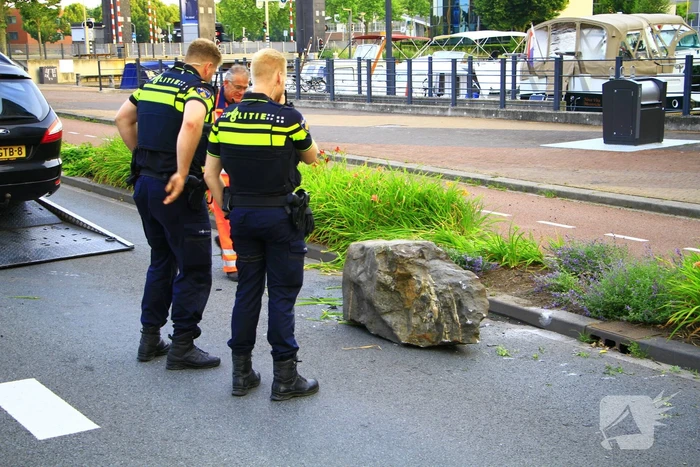 Automobiliste rijdt zwerfkei uit de grond